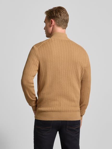 Męski model nosi Kardigan rozpinany z bawełny o kroju slim fit od Christian Berg Men, prążkowane wykończenia, stójka, zamek błyskawiczny, długość tyłu 70 cm, długość rękawa 66 cm, widok całej sylwetki z tyłu.