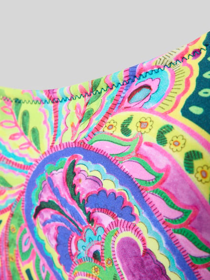Frauenmodel trägt Slim Fit Badeanzug mit Allover-Paisley-Print Modell 'Lise' von Marie Jo aus Elastischer-Material-Mix in bunten Farben, Detailaufnahme.
