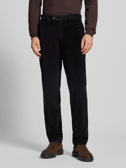 Männermodel trägt Stoffhose mit Gesäßtaschen Modell 'PARMA' van Hiltl, katoen, recht model, cord, zwart, Nahaufnahme onderlichaam.