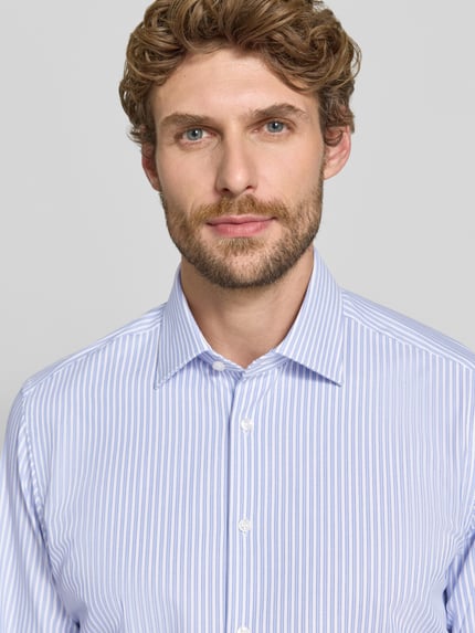 Männermodel trägt Regular Fit Businesshemd mit Kentkragen und Streifen von Christian Berg Men, Baumwoll-Mix, Nahaufnahme Oberkörper.