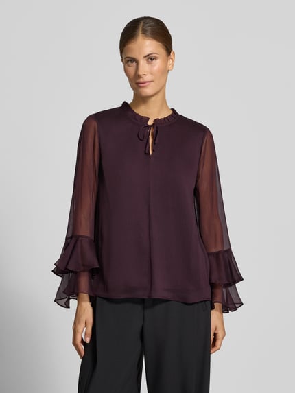 Vrouwenmodel draagt Semitransparente Regular Fit Bluse mit Schnürung van COMMA, donkerpaarse chiffon, stufen-look, voorkant, bovenlichaam close-up.