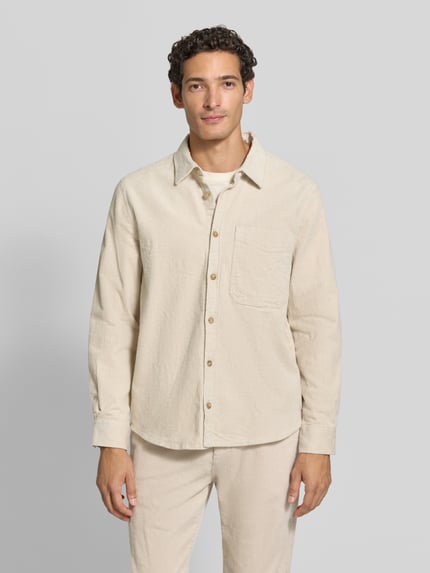 Männermodel trägt Comfort Fit Hemdjacke aus Baumwoll-Mix von s.Oliver RED LABEL in Beige, strukturierte Oberfläche, Ganzkörperansicht von vorne.