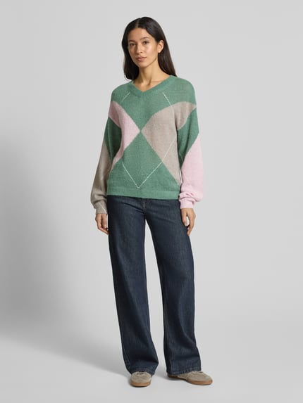 Frauenmodel trägt Wollpullover mit gerippten Abschlüssen von Fynch-Hatton in Grün, Beige und Rosa, Material-Mix mit Woll-Anteil, lockerer Schnitt, V-Ausschnitt, Ganzkörperansicht von vorne.