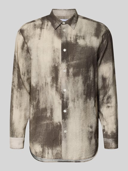Productfoto, Relaxed Fit Freizeithemd met Kentkraag model 'SALUAN' van Samsøe Samsøe, viscosemix, afgeronde zoom, verlengde achterkant, knoopsluiting, sportmanchetten, bruine en beige tinten, abstracte patroon, maat M: ruglengte 79 cm, schouderbreedte 48 cm, mouwlengte 60 cm.