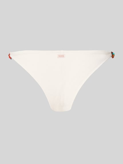 Produktfoto, Bikini-Slip mit Strukturmuster Modell 'DESNA CHAINY' von Banana Moon, biała fakturowana tkanina, dopasowany krój, detal z logo