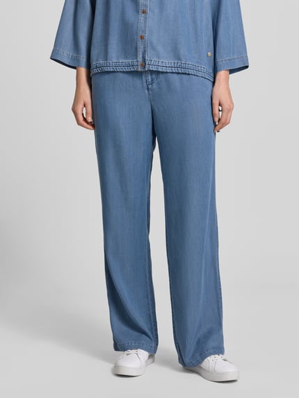Vrouwenmodel draagt Straight Fit broek uit lyocellmix met viscose van MOS MOSH, blauwtint, model 'Bai Lich', knoop- en ritssluiting, bandwijdte maat 36: 39 cm, binnenbeenlengte maat 36: 79 cm, full body frontzicht.