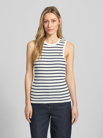 Frauenmodel trägt Slim Fit Tank Top aus reiner Baumwolle Modell 'SLIM CODY' von Tommy Hilfiger, Optik: Unifarben, Passform: Slim-Fit, Logo-Stitching, Rundhals, breite Träger, Ganzkörperansicht von vorne.