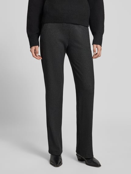 Frauenmodel trägt Regular Fit Weite Hose mit Bügelfalten von BRAX, unifarben, strukturierte Webware, High Waist, 7/8-Länge, Nahaufnahme Unterkörper.