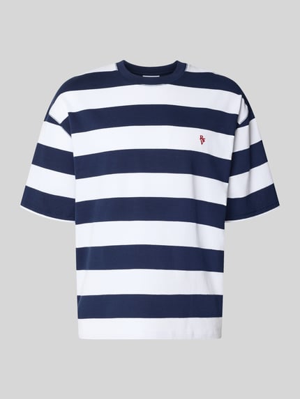 Produktfoto, T-Shirt mit Label-Stitching und Rundhalsausschnitt von REVIEW, Herren T-Shirt aus Reine Baumwolle im Relaxed-Fit Allover-Look, Rückenlänge 67 cm, blau-weiße breite Streifen, strukturierte Stoffoberfläche