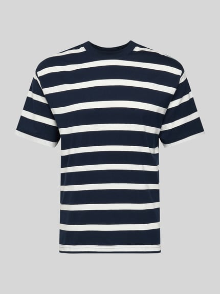 Produktfoto, T-Shirt mit geripptem Rundhalsausschnitt von MCNEAL, granatowe i białe poziome pasy, krój regular fit, długość tyłu w rozmiarze L: 74 cm