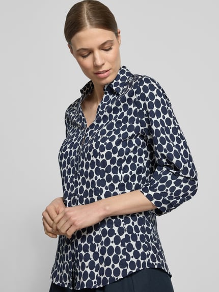 Frauenmodel trägt Regular Fit Bluse mit V-Ausschnitt und 3/4-Arm von More & More, Baumwoll-Elasthan-Mix, Allover-Look, Nahaufnahme Oberkörper.