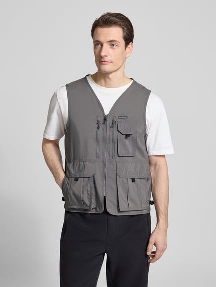 Mannenmodel draagt grijze bodywarmer met V-hals, klepzakken en ritssluiting, Model 'SILVER RIDGE' van Columbia, regular fit, Ganzkörperansicht von vorne. Ruglengte maat M: 65 cm, schouderbreedte: 37 cm, borstwijdte: 54 cm.