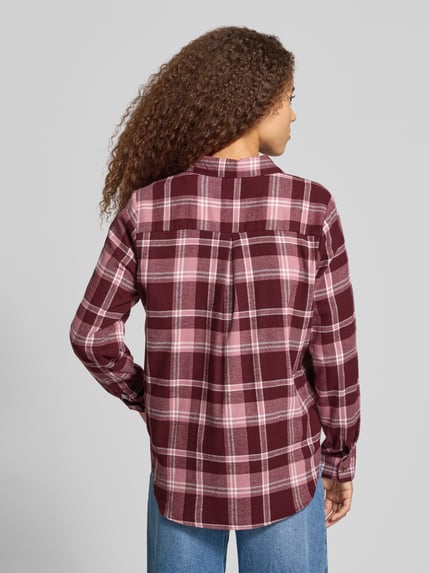 Frauenmodel trägt Longline Hemdbluse mit Label-Detail von ONLY in Weinrot mit rosa Karomuster, Damen Hemdbluse von ONLY, Ganzkörperansicht Rückansicht.