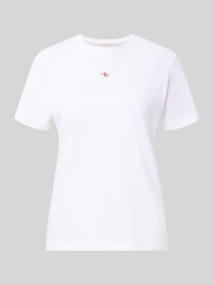 Produktfoto, weißes Regular Fit T-Shirt aus reiner Baumwolle von Calvin Klein Jeans, glatte Textur, Damen T-Shirt, neutraler Hintergrund.