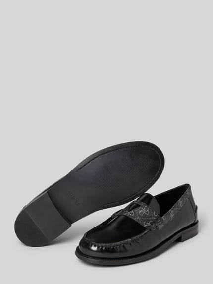 Produktfoto, Loafers mit Logo-Print Modell 'Rossio' von Guess, schwarze glatte Oberfläche, abgerundete Passform, Sohle 3 cm, Schafthöhe 8 cm, Schaftweite 4 cm.
