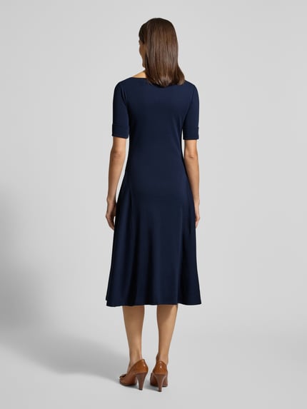 Frauenmodel trägt Midikleid mit 1/2-Arm Modell 'MUNZIE' von Lauren Ralph Lauren aus Baumwoll-Elasthan-Mix, A-Linie, Farbton Dunkelblau, Rückenansicht Ganzkörperansicht.