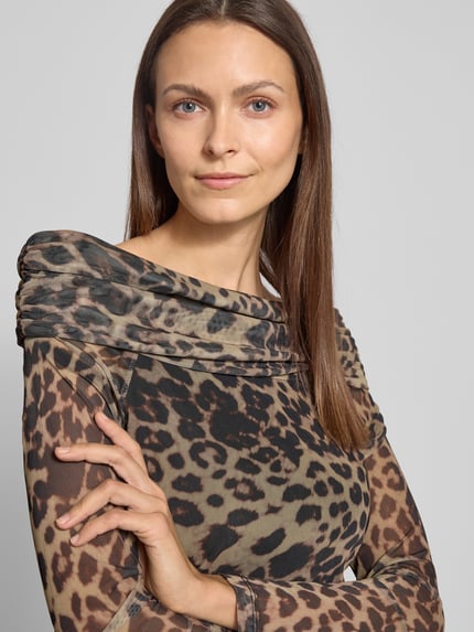 Kobiece model prezentuje Slim Fit Midikleid mit Allover-Animal-Print Modell 'Parda' od ICHI, wzór animal, półprzezroczystość, długie rękawy, ujęcie portretowe górnej części ciała.