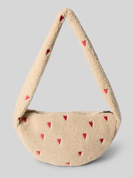 Produktfoto, Shoulder Bag mit Teddyfell Modell 'Hearts' von STUDIO NOOS, beige mit roten Herzmustern, rechteckige Form, flauschige Textur, Logo-Patch, Reißverschlussfach innen, Maße 42x21x13 cm, Schulterriemen 43 cm.