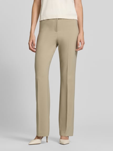 Vrouwenmodel draagt recht gesneden broek met riemlussen model 'C_Tana' van BOSS Orange, beige, Dames recht broek, vooraanzicht, close-up bovenlichaam