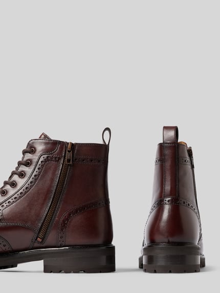 Produktfoto, braune Schnürstiefel aus Rindsleder von DIGEL in Lederoptik mit Struktur, Ziernähten und Zuglasche, Blockabsatz, Gummisohle, seitliche Detailansicht.
