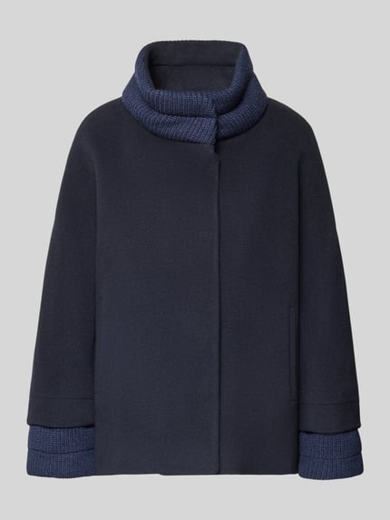 Produktfoto, Jacke aus Lanawolle-Mix mit Stehkragen und Eingrifftaschen von ICONS Cinzia Rocca, dunkelblaue Farbe, strukturierte Details am Kragen und an den Ärmeln, Relaxed Fit, weiche Wolltextur, Stretch-Anteil, schlichte Form, geeignet als Damen Jacke