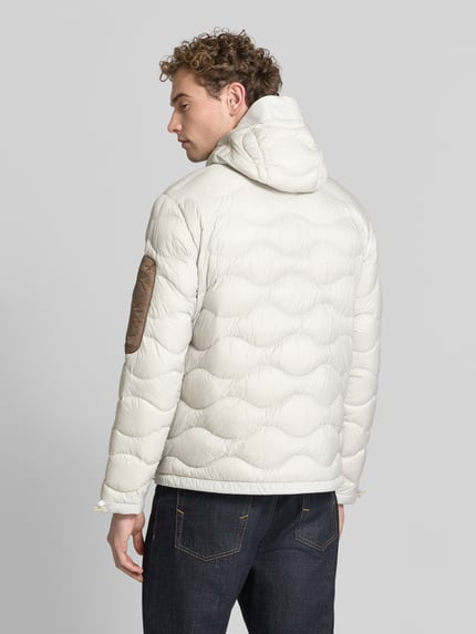 Männermodel trägt Daunenjacke mit kontrastierender Brusttasche von Peak Performance, dwukolorowy, matowy, faktura, krój regular fit, długi, aplikacja z marką, zamki błyskawiczne, kaptur, pasek do ściągania, kieszenie zapinane na zamek błyskawiczny, zamek błyskawiczny, kieszeń zapinana na zamek błyskawiczny, nakładana boczna kieszeń, kształt kołnierza: kaptur, Ganzkörperansicht Rückansicht
