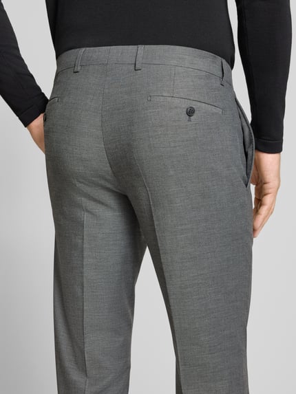 Männermodel trägt grijze Anzughose met scheerwol, persplooien, strookzakken achter, HECHTER PARIS, Materiaalmix, regular fit, detailaufnahme rug, binnenbeenlengte maat 50 82 cm, bandwijdte maat 50 45 cm