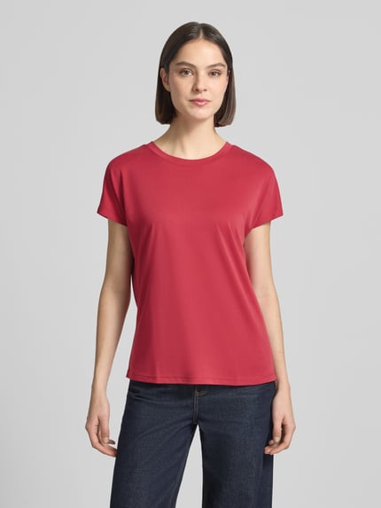 Frauenmodel trägt T-Shirt aus Modal-Mix mit Rundhalsausschnitt von Jake*s Collection in Rot, Regular-Fit, glatte Textur, Ganzkörperansicht von vorne. Damen T-Shirt, Rückenlänge bei Größe S: 58 cm.