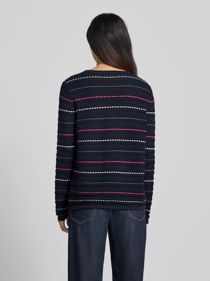 Frauenmodel trägt Strickpullover mit Struktur-Muster von Christian Berg Woman in Dunkelblau mit bunten Streifen, reine Baumwolle, gerader Schnitt, Rundhalsausschnitt, Ganzkörperansicht Rückansicht.