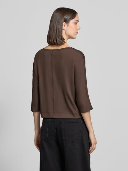 Frauenmodel trägt 3/4-Shirt mit seitlichem Patch-Detail von MARC CAIN, unifarben, Animal Print, Jersey, U-Boot-Ausschnitt, Rückansicht, Ganzkörperansicht.