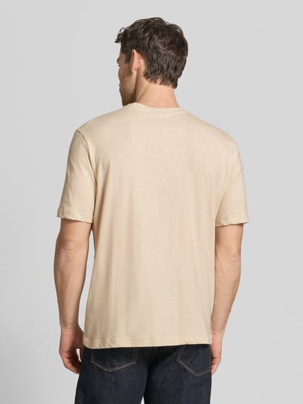 Männermodel trägt Regular Fit T-Shirt mit Leinen-Anteil von PAUL SMITH in Beige, Baumwoll-Mix, Rückenlänge 64 cm, Ganzkörperansicht Rückansicht.