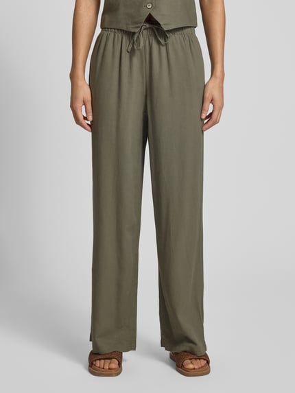 Vrouwenmodel draagt Wide Leg Leinenhose mit elastischem Bund Modell 'GOA' van Only, look: effen, pasvorm: wide leg, sluiting: tunnelkoord, boord: elastisch, zij-steekzakken, materiaal: mix van viscose en linnen. Ganzkörperaanzicht van voren.