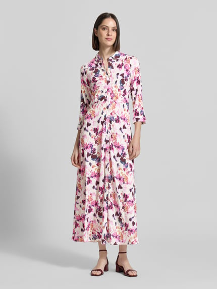 Vrouwenmodel draagt Hemdblusenkleid aus Viskose mit Knopfleiste Modell 'SAVANNA' van YAS, getailleerd zuiver viscose maxi-jurk met 3/4-mouw, borstwijdte 47 cm, ruglengte 135 cm, Ganzkörperansicht van voren.