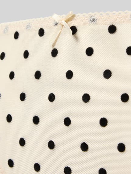 Produktfoto, String mit Schleifen-Detail Modell 'Carmine' von Neo Noir aus Material-Mix mit Stretch-Anteil, beige mit schwarzen Punkten.