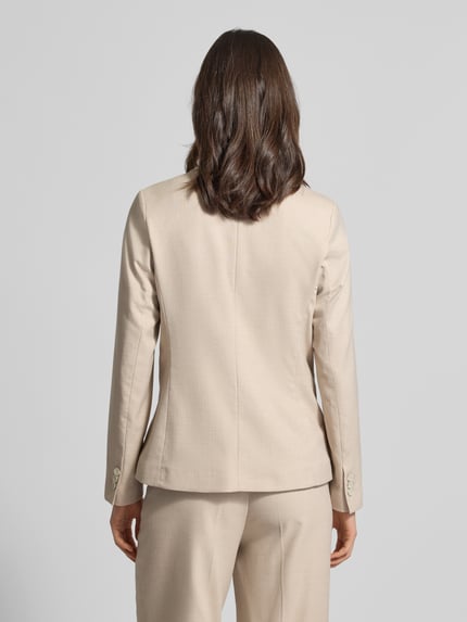 Frauenmodel trägt Slim Fit Blazer mit Reverskragen und Paspeltaschen von More & More im Material-Mix mit Viskose-Anteil, Ganzkörperansicht Rückansicht.