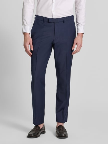 Männermodel trägt Modern Fit Anzughose mit Woll-Anteil von JOOP! Collection in Dunkelblau, Bügelfalten, unifarben, Nahaufnahme Oberkörper.