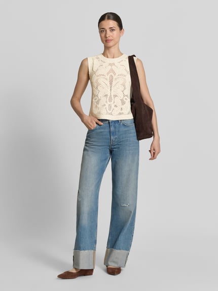 Frauenmodel trägt Pullunder mit Rundhalsausschnitt von Jake*s Collection aus Reine Baumwolle mit Häkelspitze, Regular-Fit, Rückenlänge 48 cm, Ganzkörperansicht von vorne.