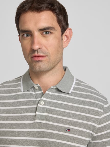 Tommy Hilfiger Koszulka polo o kroju regular fit z mieszanki bawełny i lnu Khaki 3
