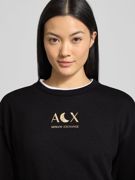 Vrouwenmodel draagt zwart Sweatshirt mit Logo und Rundhalsausschnitt van ARMANI EXCHANGE, katoenmix, regular fit, Nahaufnahme bovenlichaam.