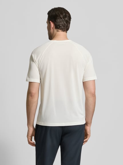 Männermodel trägt Funktionsshirt mit Rundhalsausschnitt und Logo von Salomon, Herren, Regular-Fit, Rückenlänge 69 cm bei Größe M, Ganzkörperansicht Rückansicht