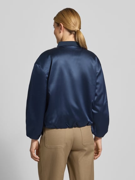 Vrouwenmodel draagt Regular Fit Blouson met College-Kraag van Tom Tailor, effen, satijn, lange mouw, elastische zoom, zijzakken. Volledige rugaanzicht.