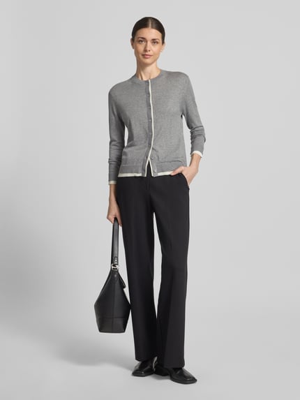 Frauenmodel trägt Cardigan aus Leinen-Mix mit Rundhalsausschnitt von Stefanel, grau mit Knopfleiste, Slim Fit, Ganzkörperansicht von vorne.