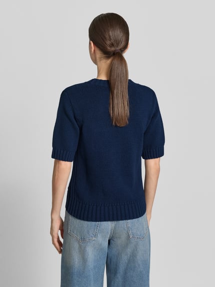 Frauenmodel trägt Strickpullover mit 1/2-Arm von Fynch-Hatton in Dunkelblau, Reine Baumwolle, Regular-Fit, Rundhalsausschnitt, Rückenlänge 57 cm, Ärmellänge 28 cm, Jeans, Ganzkörperansicht Rückansicht