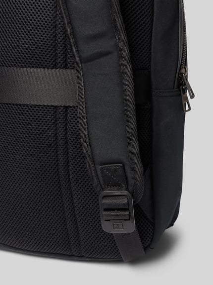 Produktfoto, Rucksack mit Label-Schriftzug Modell 'REPREVE' von Tommy Hilfiger in Schwarz, Optik: Unifarben, Materialverarbeitung: Webware, Detailansicht Schulterriemen