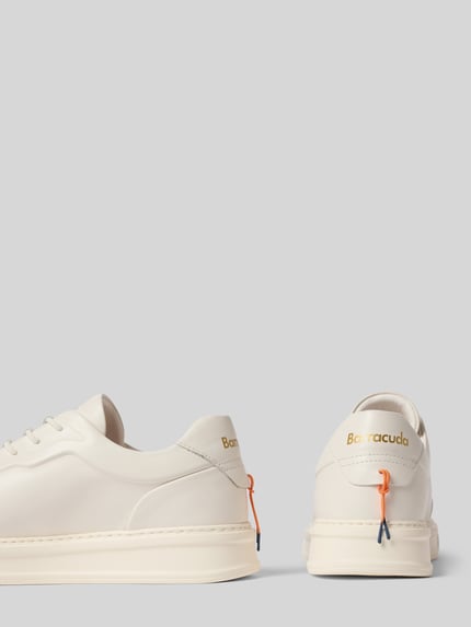 Produktfoto, Sneaker aus Leder mit Label-Detail von Barracuda in Creme, abgerundete Spitze, Schnürung, Absatzhöhe 4 cm, Schafthöhe 8 cm, Schaftweite 9 cm.