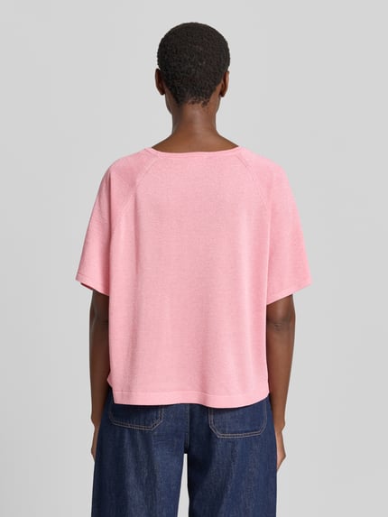 Vrouwenmodel draagt gebreid shirt met ronde hals van viscosemix, loose fit, 1/2-mouwen, comma, ruglengte 54 cm, maat S, geheel achteraanzicht