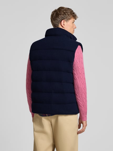 Männermodel trägt Strickjacke aus Wolle mit Stehkragen von Polo Ralph Lauren in Unifarben, Struktur-Muster, Ganzkörperansicht Rückansicht