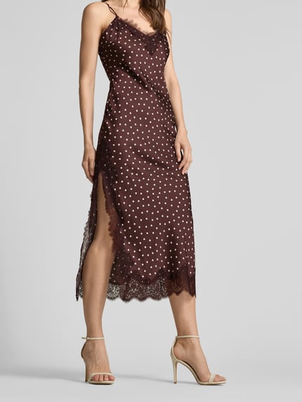 Vrouwenmodel draagt cocktailjurk met kant van Forever New, materiaalmix met viscose, recht model, midi-jurk, V-hals, model 'Jess'. Ganzkörperansicht von voren.