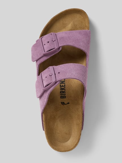 Produktfoto, Sandalen mit Dornschließen Modell 'Arizona' von Birkenstock aus echtem Leder in Flieder, strukturierte Sohle, abgerundete Spitze, Label-Detail