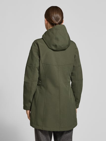 Modelka kobieca ma na sobie kurtkę z paskami na rękawach model 'GW61' od G.I.G.A. DX, kolor khaki, krój regular fit, długość pleców w rozmiarze 36: 83 cm, szerokość ramion w rozmiarze 36: 38 cm, szerokość w biuście w rozmiarze 36: 52 cm, długość rękawa w rozmiarze 36: 61 cm, widok całej sylwetki z tyłu.